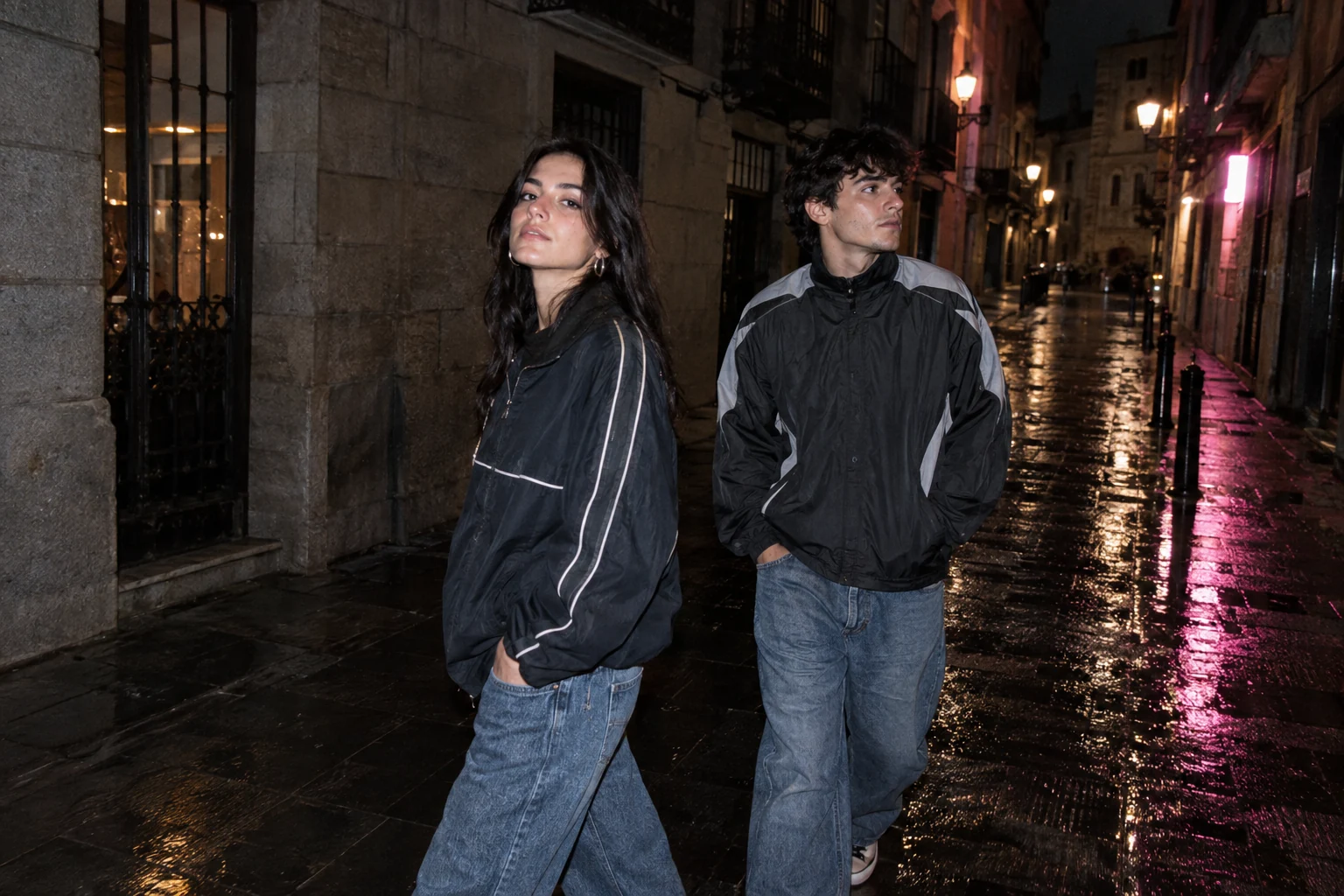 Dos modelos con estilo vintage en una calle nocturna